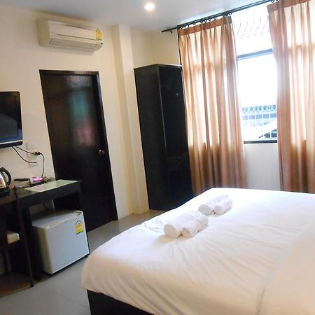 The Bang Khun Phrom Suites Μπανγκόκ Δωμάτιο φωτογραφία