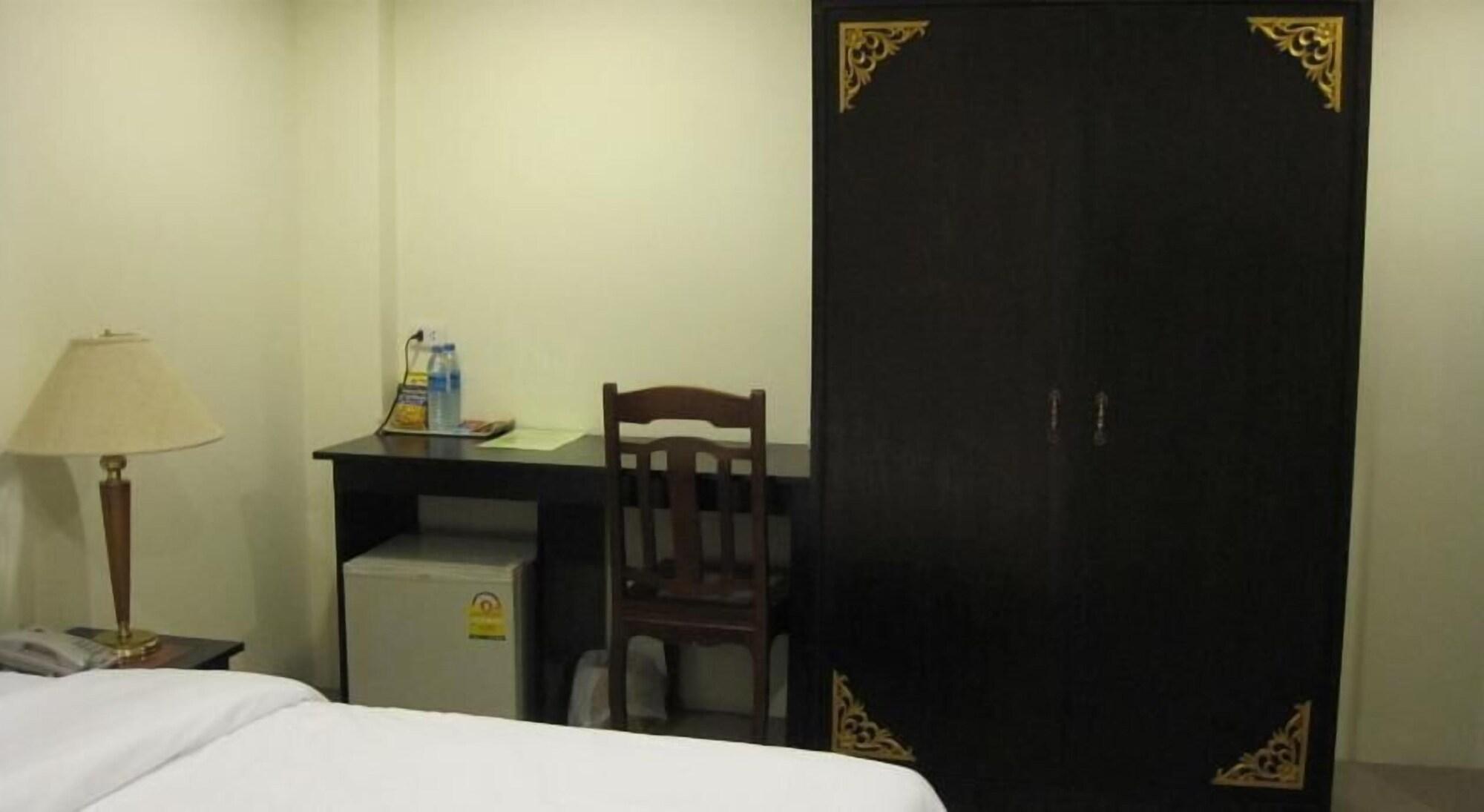 The Bang Khun Phrom Suites Μπανγκόκ Εξωτερικό φωτογραφία