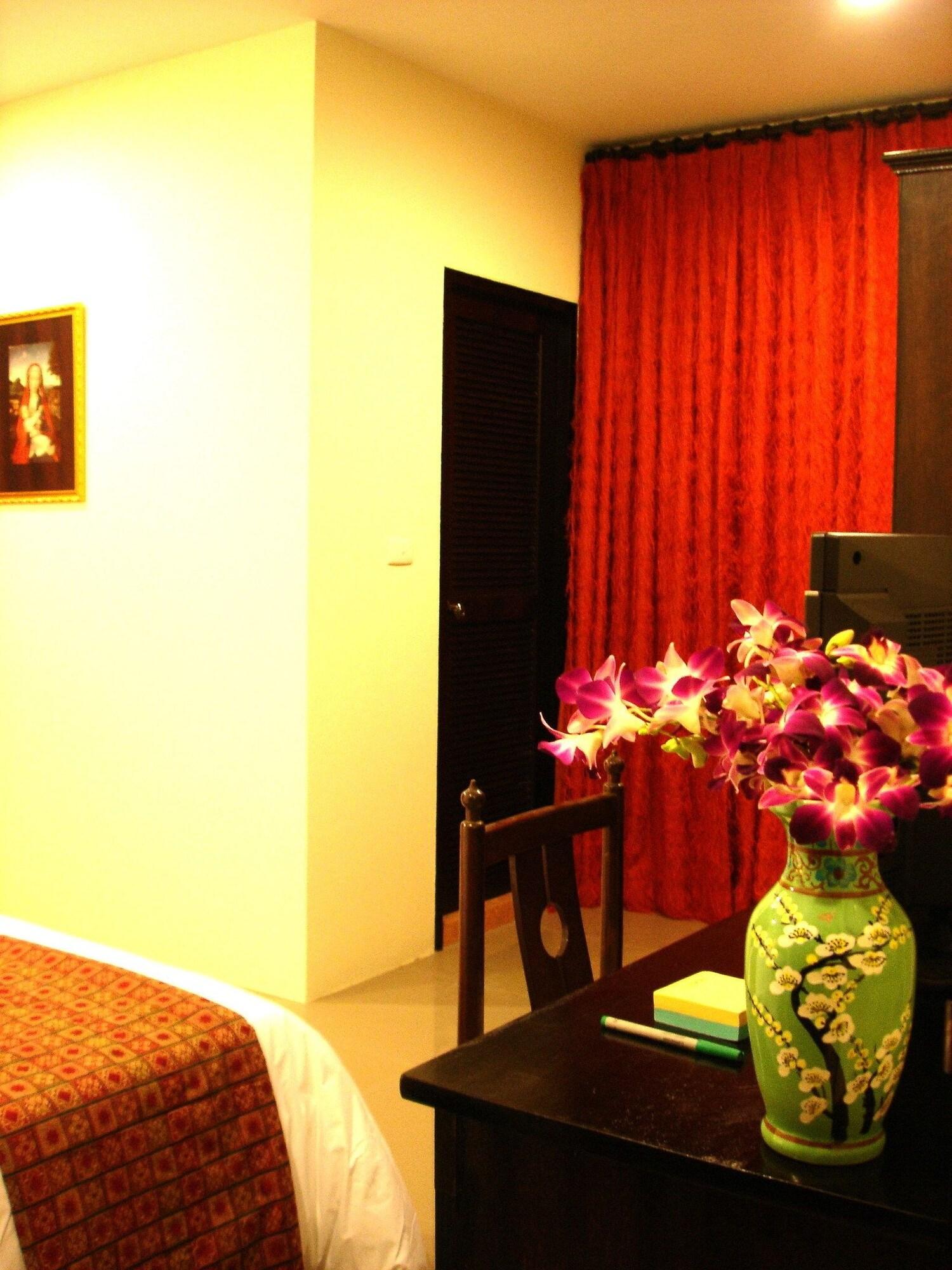 The Bang Khun Phrom Suites Μπανγκόκ Εξωτερικό φωτογραφία