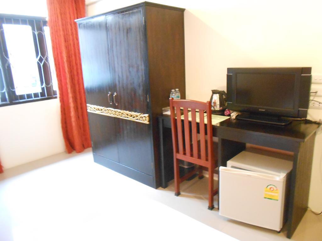 The Bang Khun Phrom Suites Μπανγκόκ Δωμάτιο φωτογραφία