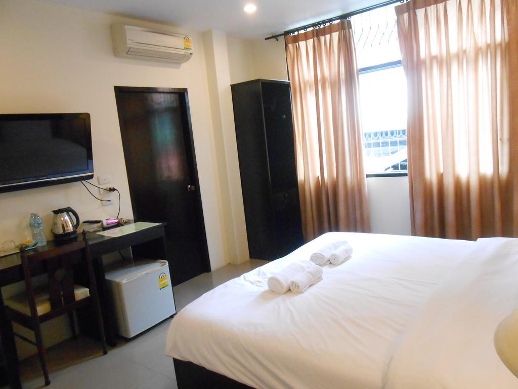 The Bang Khun Phrom Suites Μπανγκόκ Δωμάτιο φωτογραφία