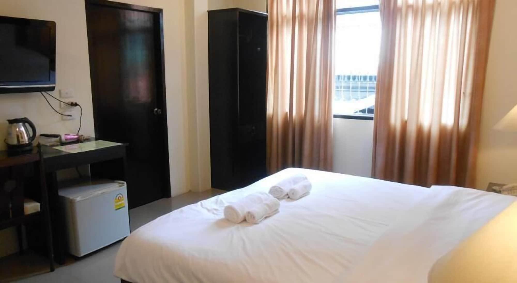 The Bang Khun Phrom Suites Μπανγκόκ Εξωτερικό φωτογραφία