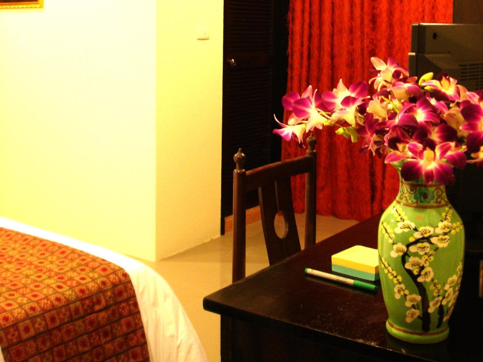 The Bang Khun Phrom Suites Μπανγκόκ Εξωτερικό φωτογραφία