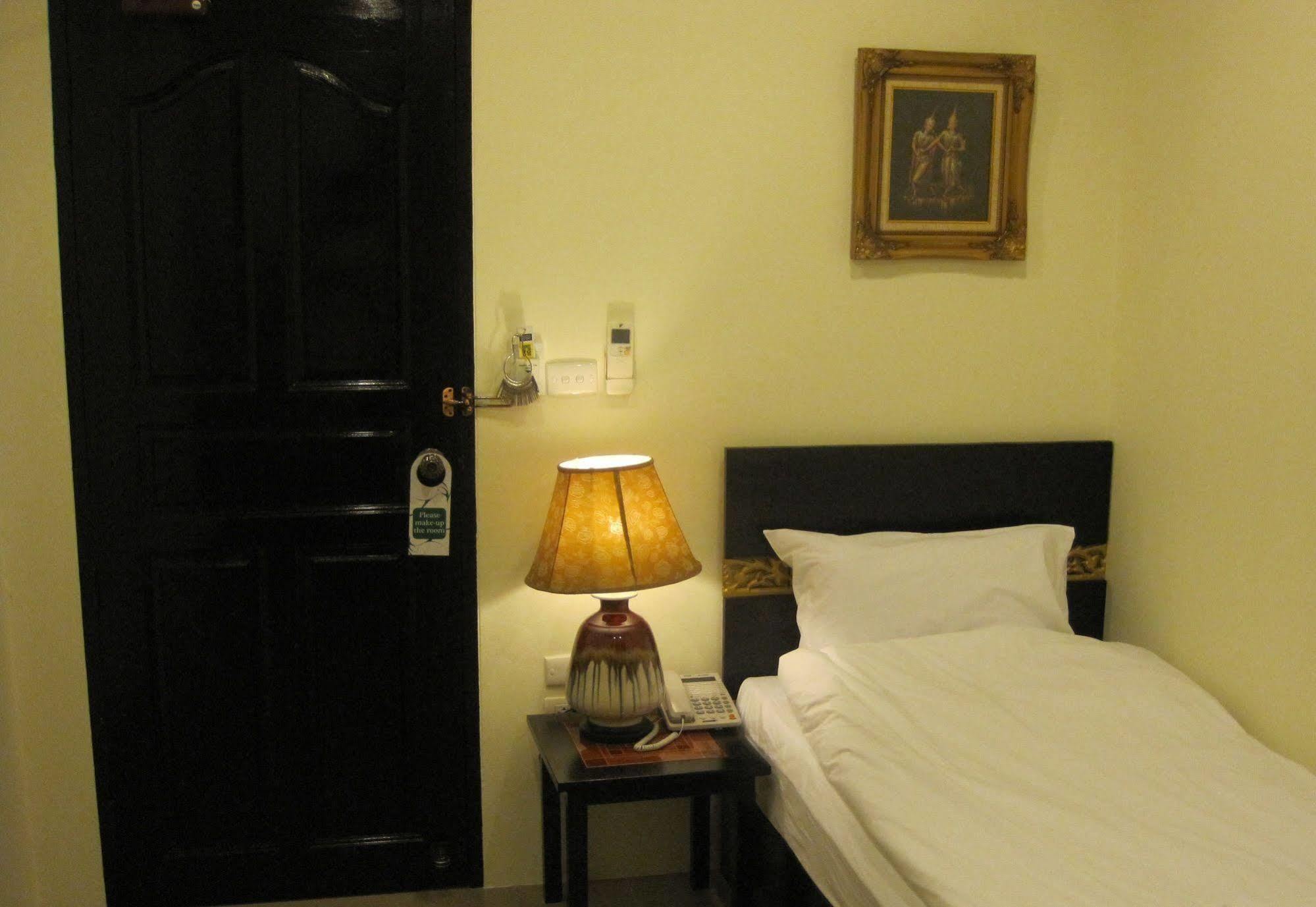 The Bang Khun Phrom Suites Μπανγκόκ Εξωτερικό φωτογραφία